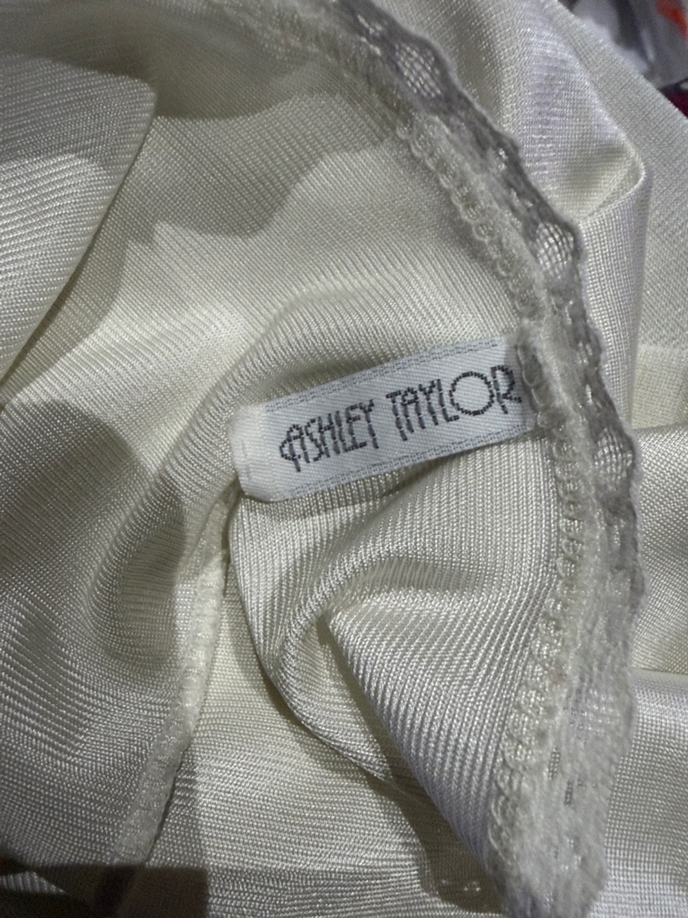 1980s/90s Ashley Taylor 100% Nylon Ivory V-Neckline Scalloped Floral Lace Slip - Picture 6 of 7